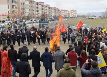 Erzîngan’da Newroz ateşi yakıldı