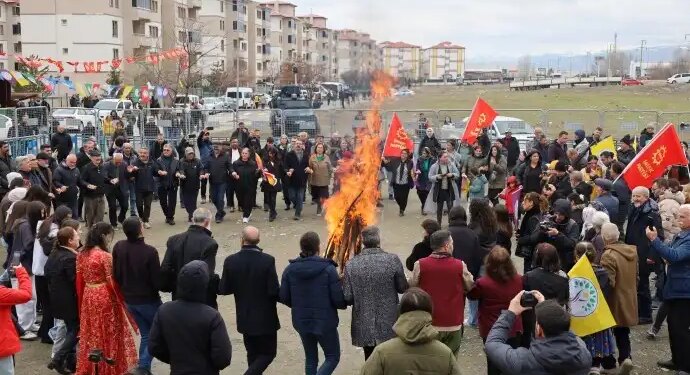 Erzîngan’da Newroz ateşi yakıldı