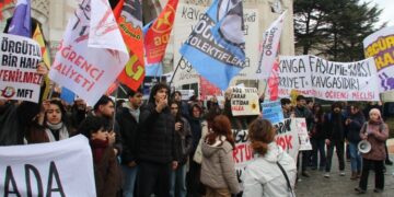 Üniversiteliler Beyazıt Meydanı’na yürüdü: Gençlik burada özgürlük sokakta