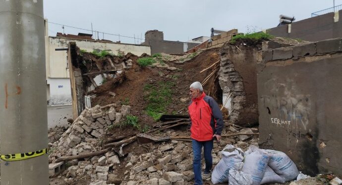 Mêrdîn’de sağanak yağış nedeniyle iki ev çöktü