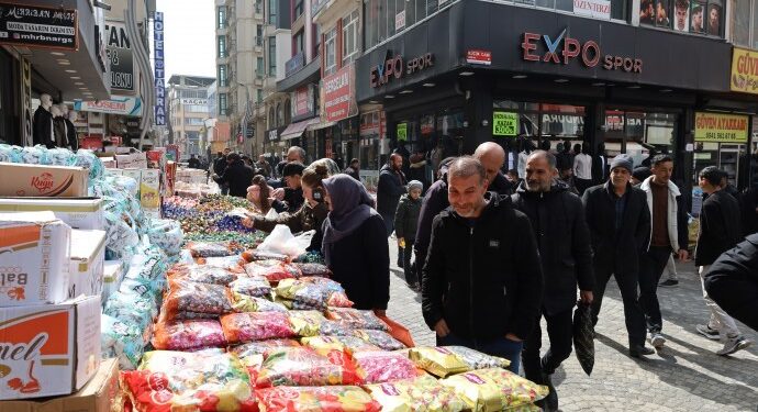 Ekonomik kriz bayram alışverişini bitirdi