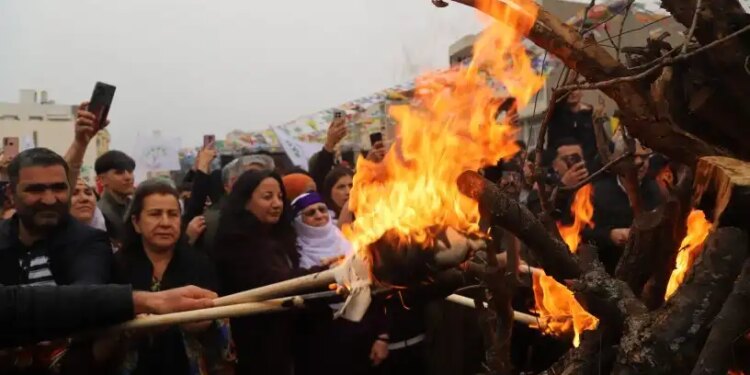 Nisêbîn’de binler Newroz’a aktı: Barış liderinin özgür olması gerek