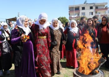 Mersin’de Newroz ateşi yakıldı