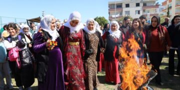 Mersin’de Newroz ateşi yakıldı