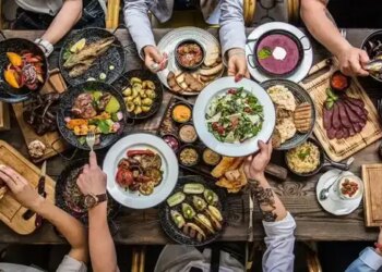 Şişkinlik hissinden hızlıca kurtulmanın yöntemleri: Bayram sonrası ödem atmaya yardımcı olan etkili 7 öneri