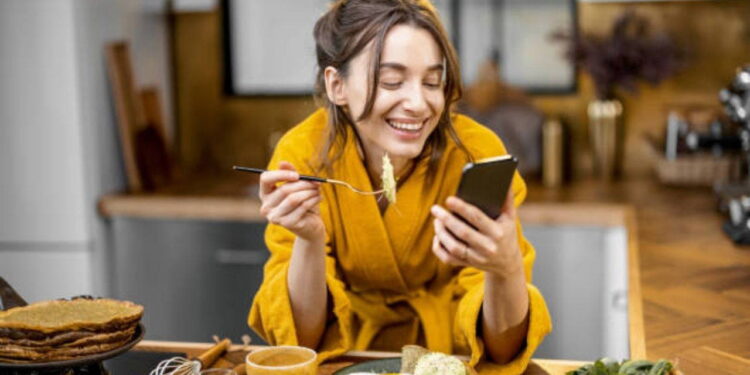 Ekran süreniz beslenme rutininizi şekillendiriyor: Sosyal medya ve sağlıklı beslenme ilişkisi