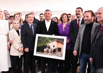 Gazetemizin kadın temalı fotoğraf sergisini Özgür Özel açtı