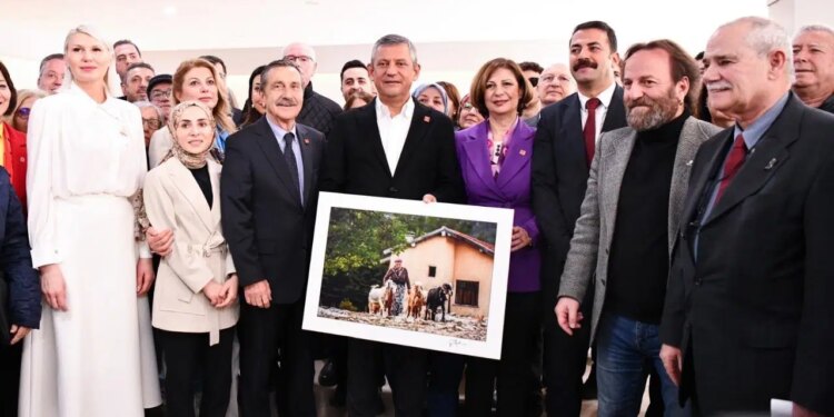 Gazetemizin kadın temalı fotoğraf sergisini Özgür Özel açtı