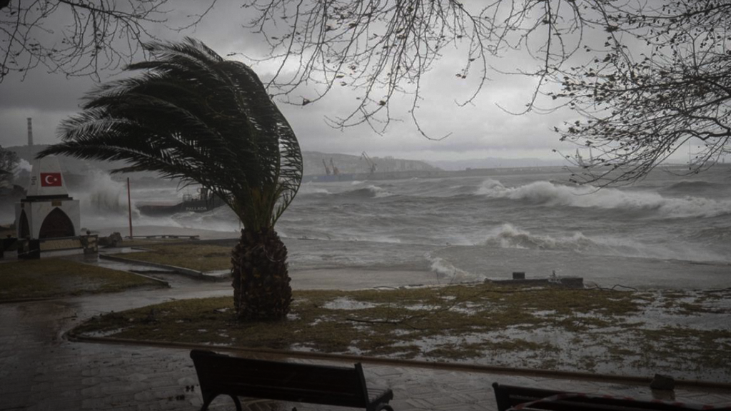 AFAD'dan Sel ve Fırtına Alarmı: Bu İller Risk Altında