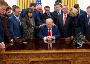 Beyaz Saray’da Sıra Dışı Görüntüler: Trump’ın Etrafında Dua Halkası