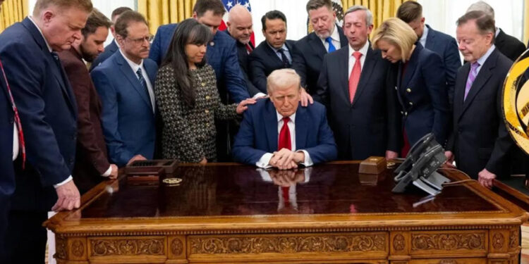 Beyaz Saray’da Sıra Dışı Görüntüler: Trump’ın Etrafında Dua Halkası