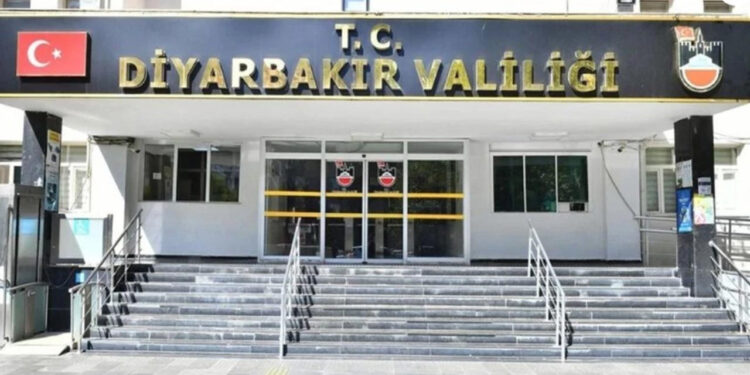 Diyarbakır'da Sivil Polis Aracının Geçişi Esnasında Patlama! Valilikten Açıklama Geldi