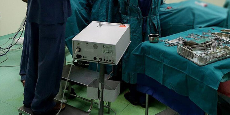 Doktorluktan Men Edilmesine Rağmen Ameliyat Yaptı: Mide Küçültme Operasyonunda Ölüme 5 Sanığa Tahliye