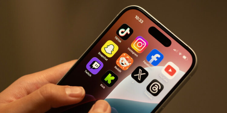 Ekran Süremiz Alarm Veriyor! Haftalık 40 Saati Aştı