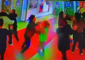 Esenyurt'ta Veliler Okulda Birbirine Girdi: Saç Saça Baş Başa Kavga Ettiler