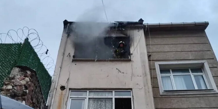 Fatih'te 3 Katlı Ev Cayır Cayır Yandı: 1 Ölü, 7 Yaralı