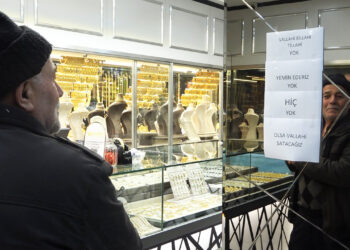 Günün Fotoğrafı: Kuyumcunun Camındaki Yazıyı Gören Dönüp Bir Daha Baktı