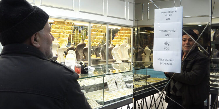 Günün Fotoğrafı: Kuyumcunun Camındaki Yazıyı Gören Dönüp Bir Daha Baktı