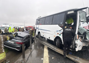 İstanbul'da Polisleri Taşıyan Minibüs Kaza Yaptı: 1 Polis Şehit 16 Polis Yaralı