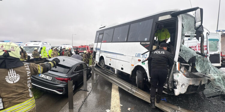İstanbul'da Polisleri Taşıyan Minibüs Kaza Yaptı: 1 Polis Şehit 16 Polis Yaralı