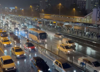İstanbul'da Yağışın da Etkisiyle Trafik Kilitlendi
