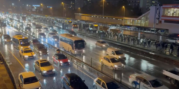 İstanbul'da Yağışın da Etkisiyle Trafik Kilitlendi
