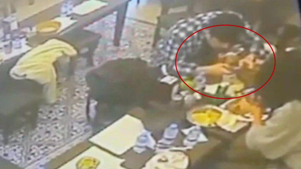 İstanbul'un Göbeğinde Mide Bulandıran Olay! Yemeğinden Çıkan Böcek Dudağını Isırdı