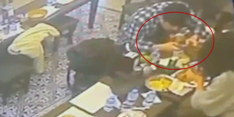 İstanbul'un Göbeğinde Mide Bulandıran Olay! Yemeğinden Çıkan Böcek Dudağını Isırdı