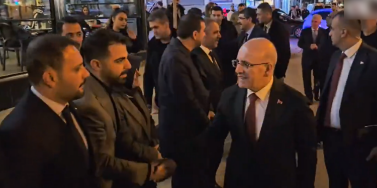 Konvoyu için yolu kapatmıştı; Mehmet Şimşek memleketi Batman’da yuhalandı