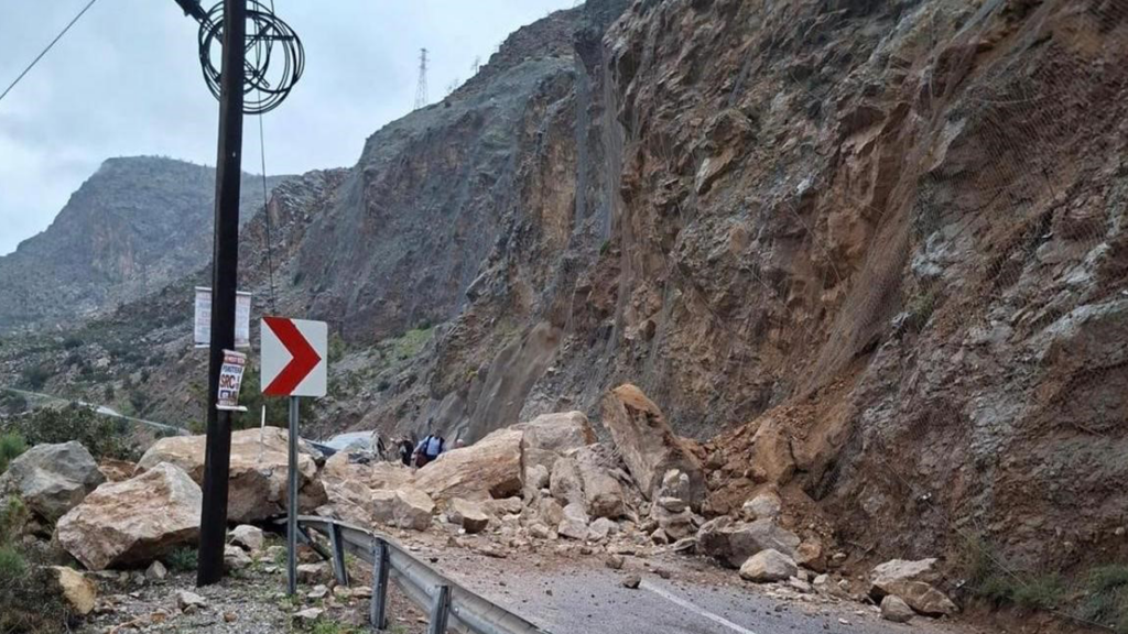 Mersin-Antalya Yolunda Heyelan... Araç Toprak Altında Kaldı