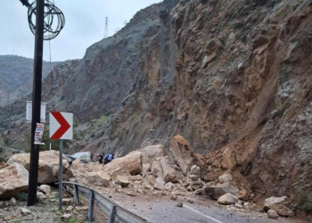 Mersin-Antalya Yolunda Heyelan... Araç Toprak Altında Kaldı