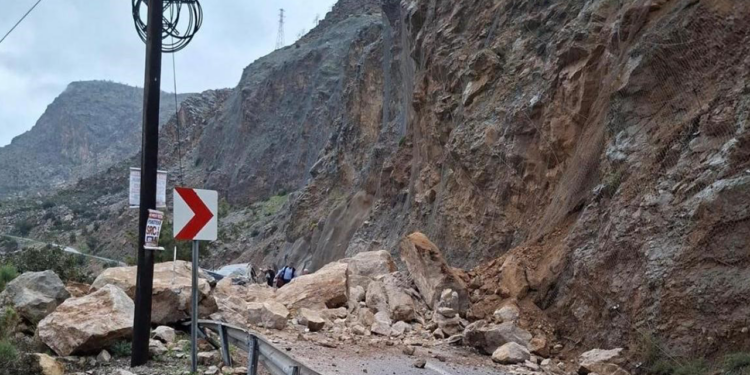 Mersin-Antalya Yolunda Heyelan... Araç Toprak Altında Kaldı