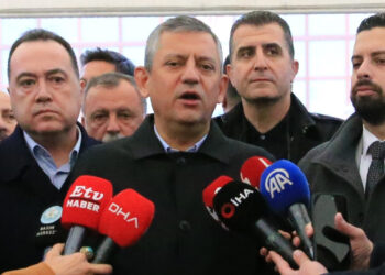 Özgür Özel Bayram Namazını Memleketi Manisa'da Kıldı: 'İran'ın Geleceğine İranlılar Karar Verecek'