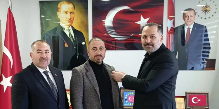 Partisinden İstifa Edip AK Parti'ye Geçti