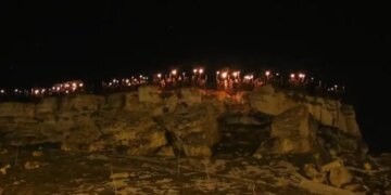 Artemêtli kadınlar 77 meşaleyle Newroz ateşini yaktı