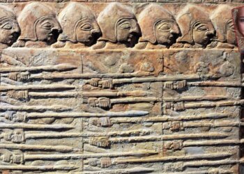 Louvre Müzesi’nde sergilenen ‘Akbabalar steli’ni arkeolog Nezih Başgelen’e sorduk: Arkeolojide savaş