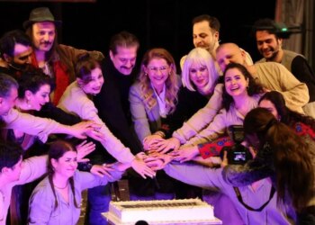 Bakırköy Belediye Tiyatroları 35 yaşında: ‘Eşeğin Gölgesi’ ücretsiz sahnelendi