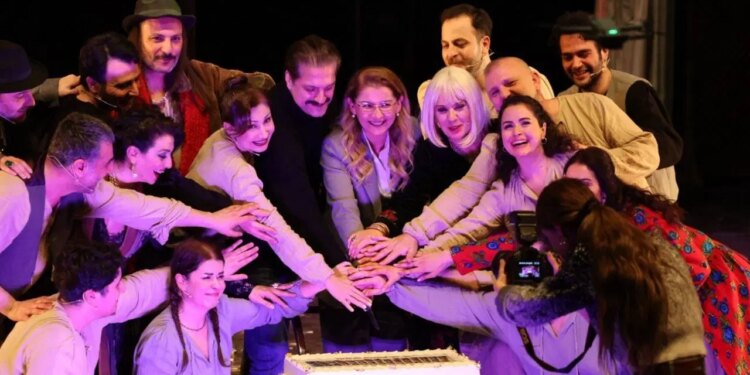 Bakırköy Belediye Tiyatroları 35 yaşında: ‘Eşeğin Gölgesi’ ücretsiz sahnelendi