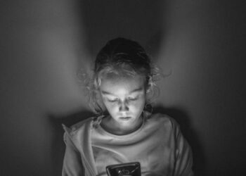 Öğrenciler okul günlerinin üçte birini telefonda geçiriyor