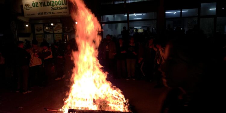 Adana’da ilk Newroz ateşi yakıldı