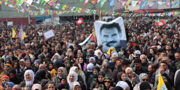 Agirî’de Newroz ateşini Sema Yüce’nin annesi yaktı