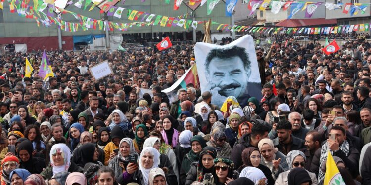Agirî’de Newroz ateşini Sema Yüce’nin annesi yaktı