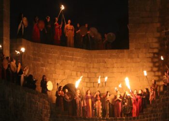 Sûr’da kadın öncülüğünde Newroz ateşi coşkuyla yakıldı