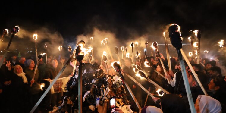 Birçok kentte Newroz coşkusu: Ateşler yakıldı, halaylar çekildi