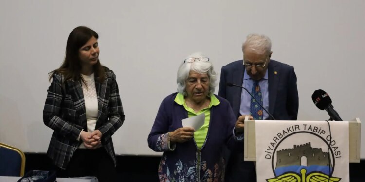 Barış, Dostluk ve Demokrasi Ödülü Önder ve Penteker’e verildi