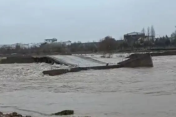 Amed’de baraj kapakları açıldı birçok yer su altında kaldı