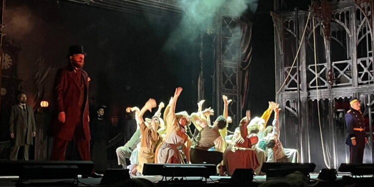 ‘Jekyll ve Hyde Müzikali’ yenilenen kadrosuyla seyirci karşısına çıktı