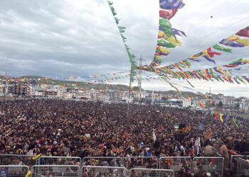 Cizîr’de onbinler Newroz’da buluştu: ‘Halk somut adım bekliyor’