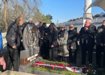 Edip Akbayram ölüm yıl dönümünde mezarı başında anıldı