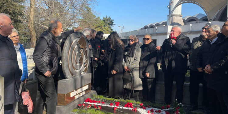 Edip Akbayram ölüm yıl dönümünde mezarı başında anıldı
